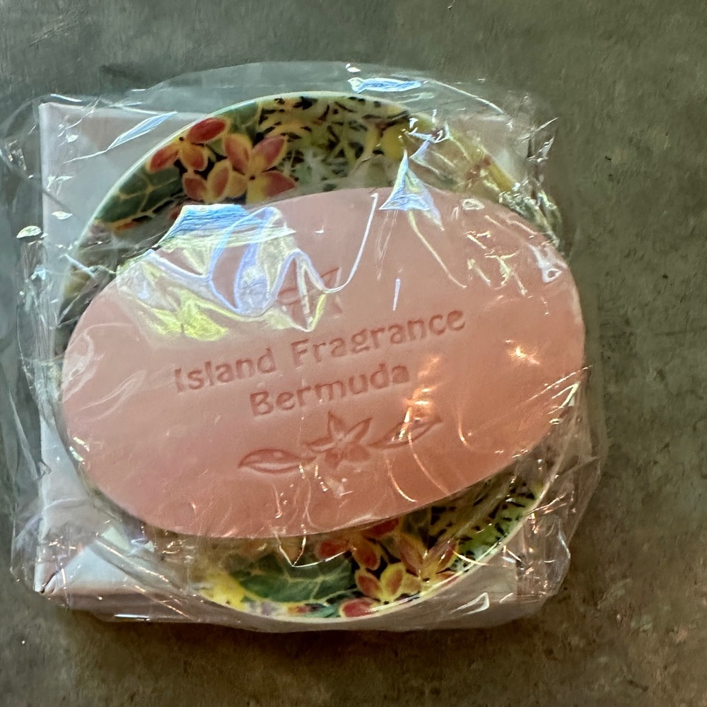 Bermuda island Fragrance….brand new bar of soap with decorative soap dish.